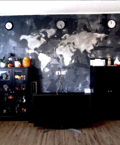 Parete decorata a calce in rilievo. Cartina del mondo. Muralart