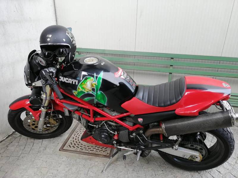 Customizzazione Ducati, aerografia con rana e iguana