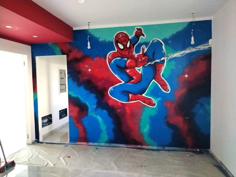 Disegno di Spiderman realizzato interamente a spray per una cameretta